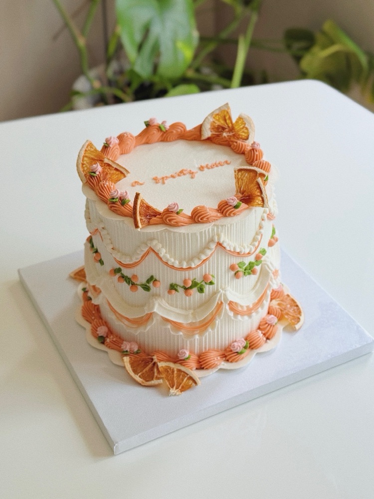 Vintage piped cake by Shaddai