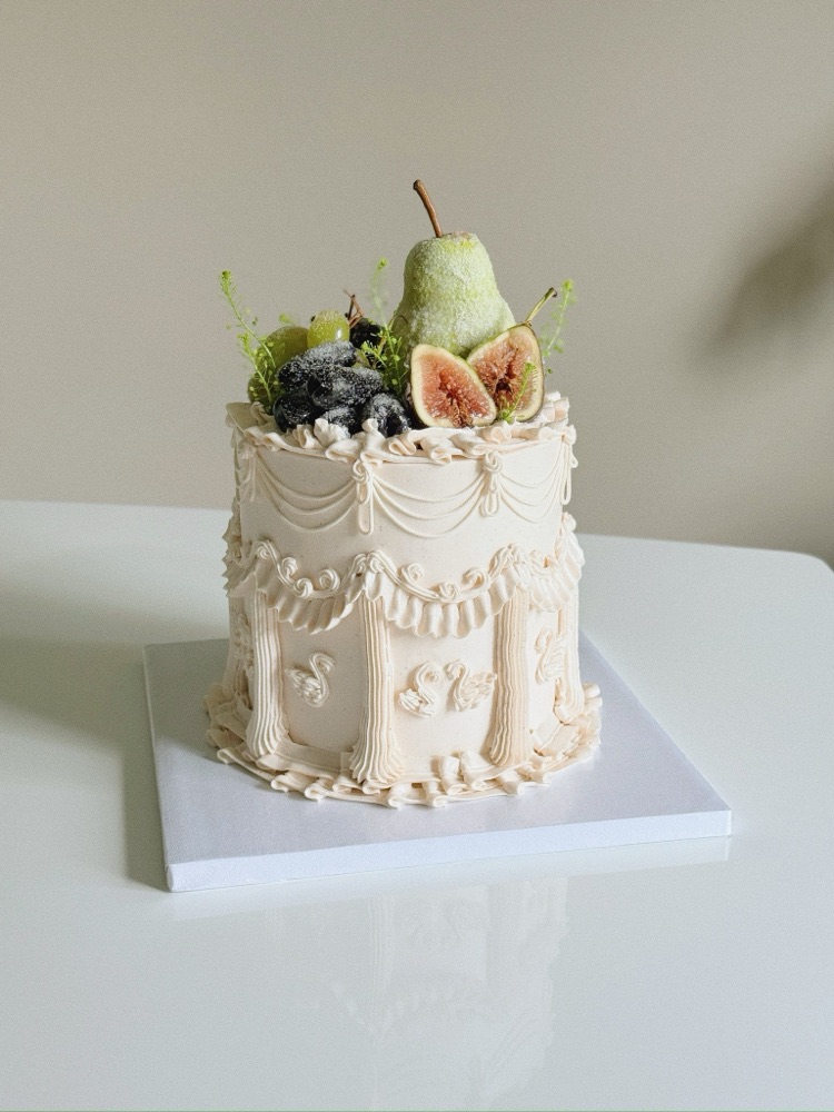 Custom vintage cake by Shaddai